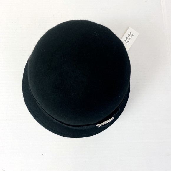 NWT Banana Republic Black 100% Wool Cloche Hat W/ Silver Buckle M/L - Picture 2 of 6